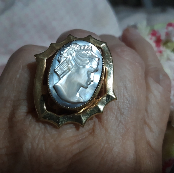 Beautiful Art Deco Mother of Pearl Cameo Ring - Picture 6 of 6